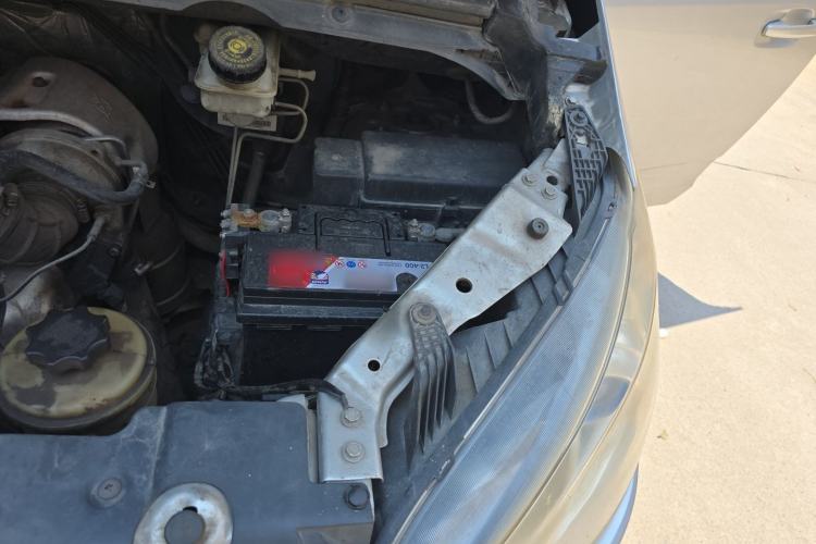 Used SAIC MAXUS G10 2014 2.0T Automatic Elite Edition Engine Bay Left