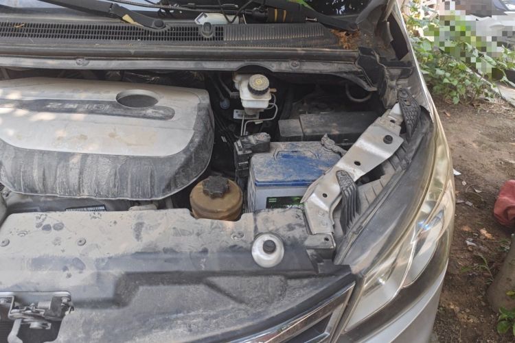 Used SAIC MAXUS G10 2014 2.0T Automatic Elite Edition Engine Bay Left