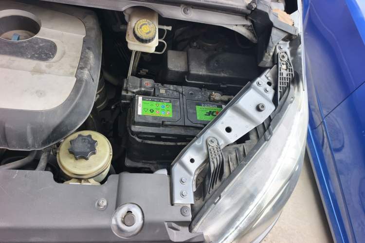Used SAIC MAXUS G10 2014 2.0T Automatic Elite Edition Engine Bay Left