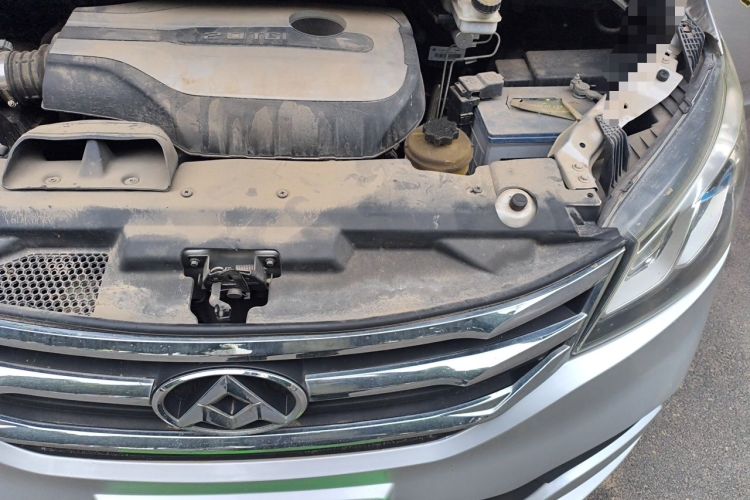 Used SAIC MAXUS G10 2014 2.0T Automatic Elite Edition Engine Bay Left