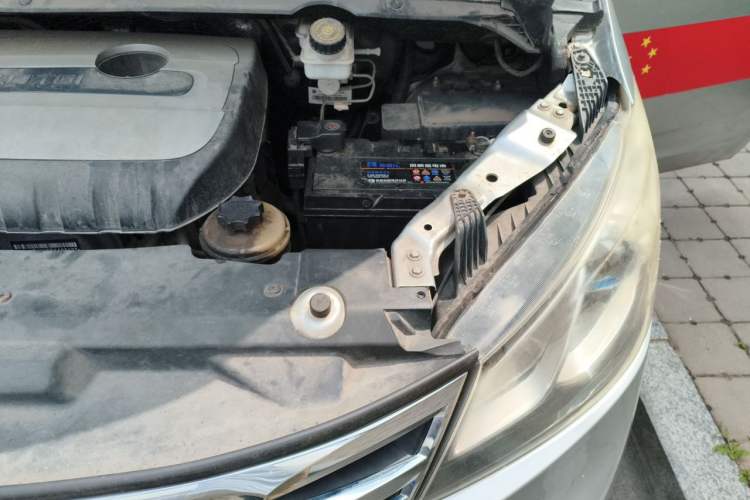 Used SAIC MAXUS G10 2014 2.0T Automatic Elite Edition Engine Bay Left