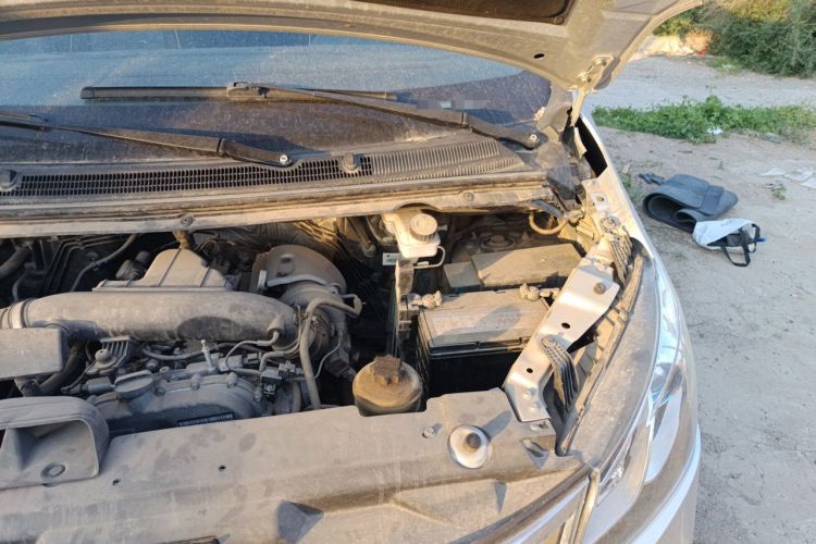 Used SAIC MAXUS G10 2014 2.0T Automatic Elite Edition Engine Bay Left