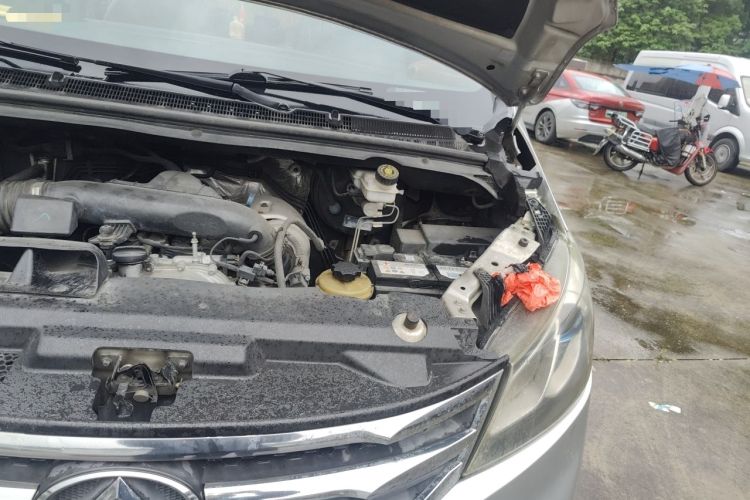 Used SAIC MAXUS G10 2014 2.0T Automatic Elite Edition Engine Bay Left