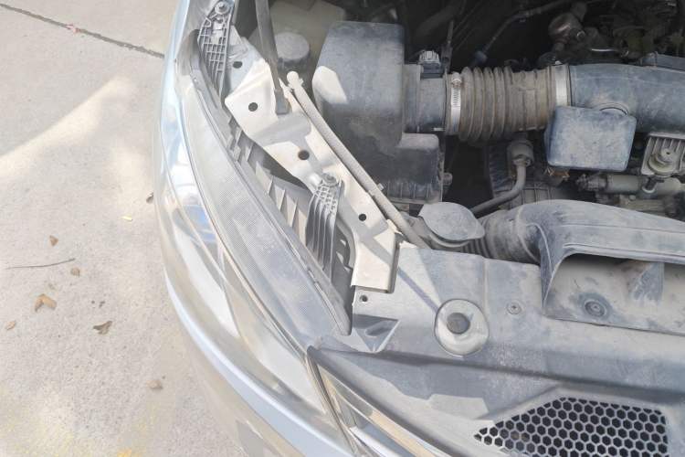 Used SAIC MAXUS G10 2014 2.0T Automatic Elite Edition Engine Bay Right