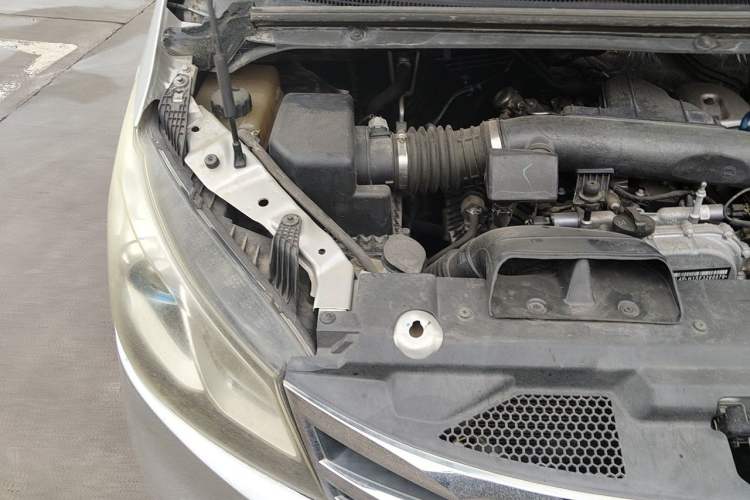 Used SAIC MAXUS G10 2014 2.0T Automatic Elite Edition Engine Bay Right