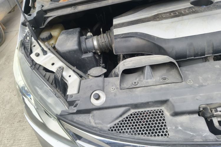 Used SAIC MAXUS G10 2014 2.0T Automatic Elite Edition Engine Bay Right