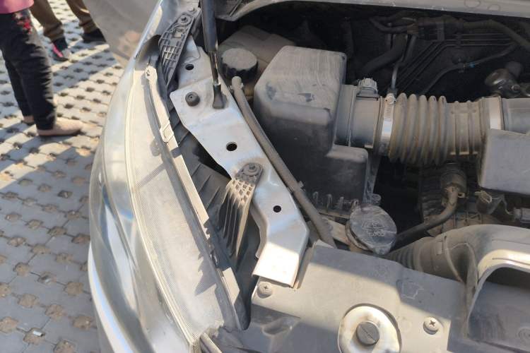 Used SAIC MAXUS G10 2014 2.0T Automatic Elite Edition Engine Bay Right
