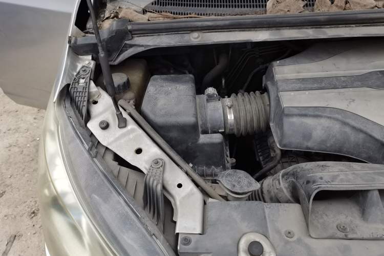 Used SAIC MAXUS G10 2014 2.0T Automatic Elite Edition Engine Bay Right