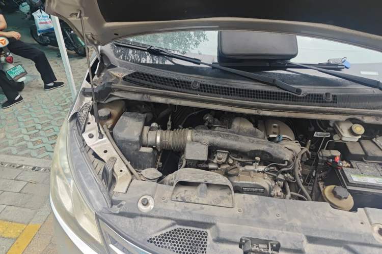 Used SAIC MAXUS G10 2014 2.0T Automatic Elite Edition Engine Bay Right