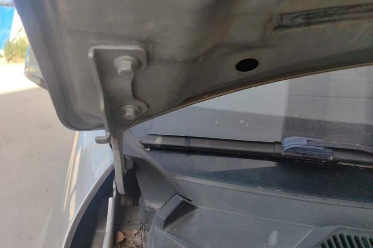 Used SAIC MAXUS G10 2014 2.0T Automatic Elite Edition Engine Bay Right