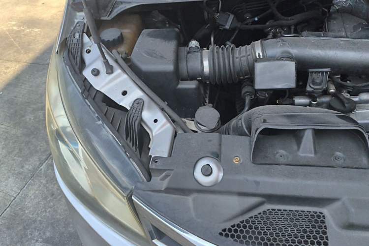 Used SAIC MAXUS G10 2014 2.0T Automatic Elite Edition Engine Bay Right