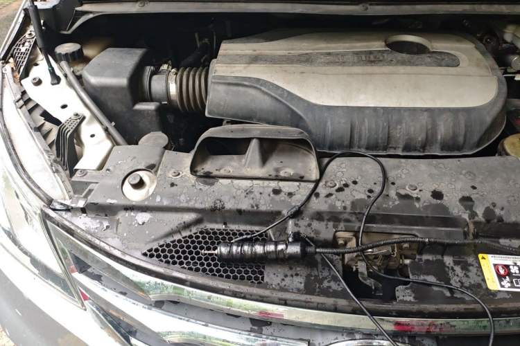 Used SAIC MAXUS G10 2014 2.0T Automatic Elite Edition Engine Bay Right