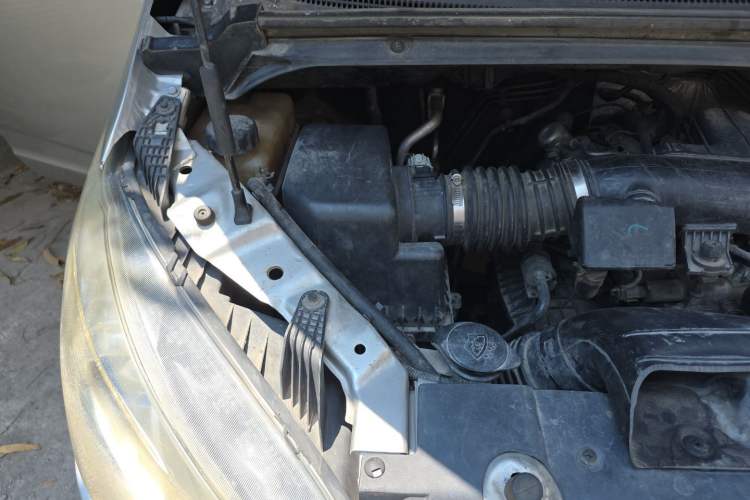 Used SAIC MAXUS G10 2014 2.0T Automatic Elite Edition Engine Bay Right