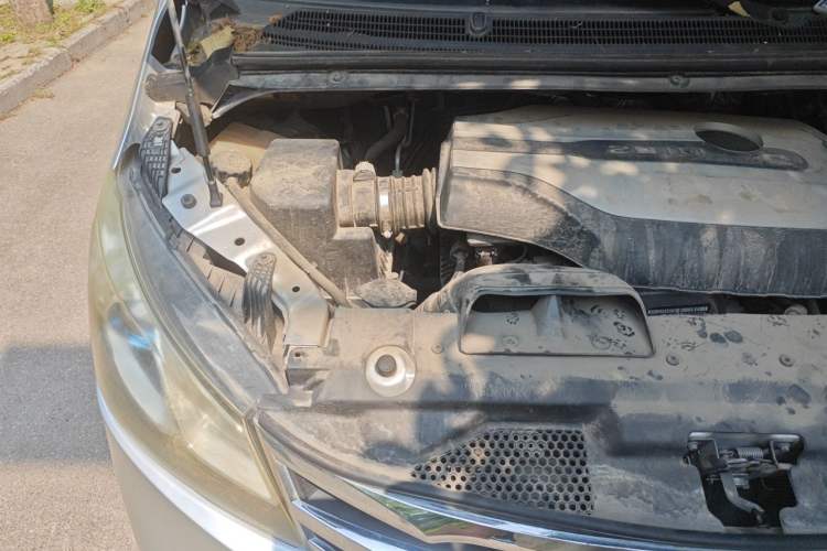 Used SAIC MAXUS G10 2014 2.0T Automatic Elite Edition Engine Bay Right