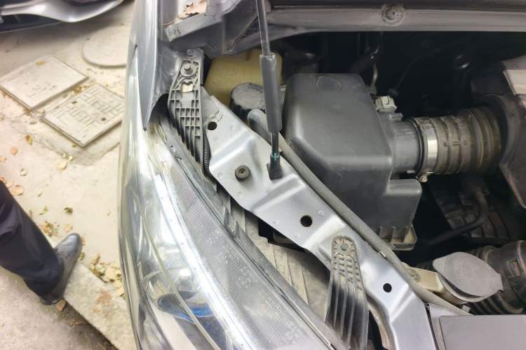 Used SAIC MAXUS G10 2014 2.0T Automatic Elite Edition Engine Bay Right