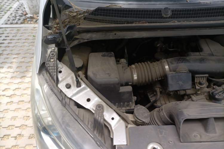 Used SAIC MAXUS G10 2014 2.0T Automatic Elite Edition Engine Bay Right