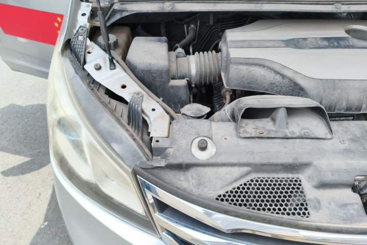 Used SAIC MAXUS G10 2014 2.0T Automatic Elite Edition Engine Bay Right