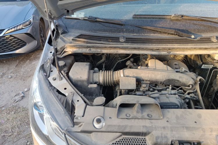 Used SAIC MAXUS G10 2014 2.0T Automatic Elite Edition Engine Bay Right
