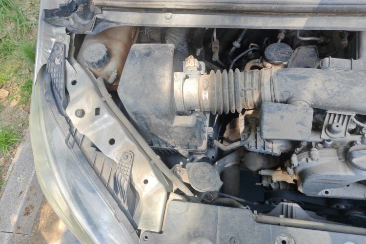 Used SAIC MAXUS G10 2014 2.0T Automatic Elite Edition Engine Bay Right