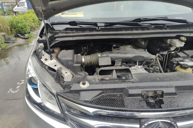 Used SAIC MAXUS G10 2014 2.0T Automatic Elite Edition Engine Bay Right