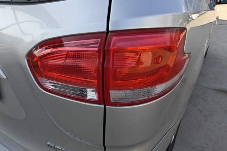 Used SAIC MAXUS G10 2014 2.0T Automatic Elite Edition Exterior 3