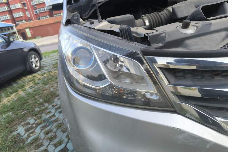 Used SAIC MAXUS G10 2014 2.0T Automatic Elite Edition Exterior 6