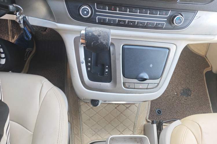 Used SAIC MAXUS G10 2014 2.0T Automatic Elite Edition Gear Lever