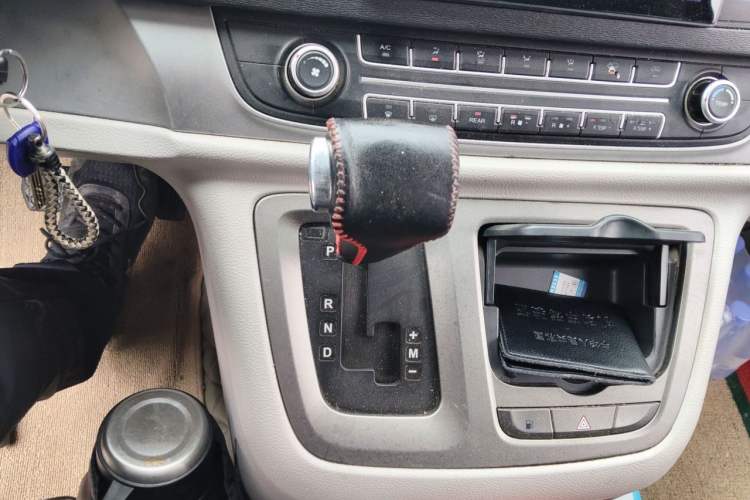 Used SAIC MAXUS G10 2014 2.0T Automatic Elite Edition Gear Lever