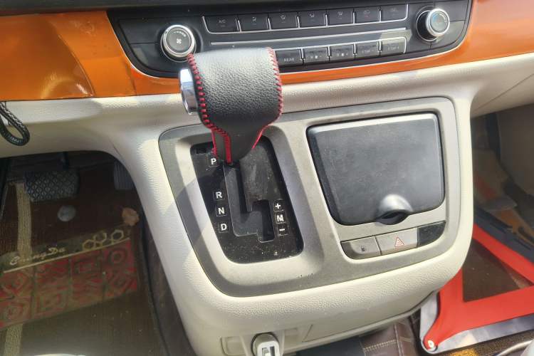 Used SAIC MAXUS G10 2014 2.0T Automatic Elite Edition Gear Lever
