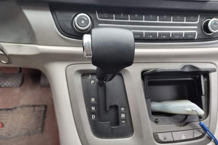 Used SAIC MAXUS G10 2014 2.0T Automatic Elite Edition Gear Lever
