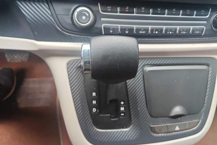 Used SAIC MAXUS G10 2014 2.0T Automatic Elite Edition Gear Lever