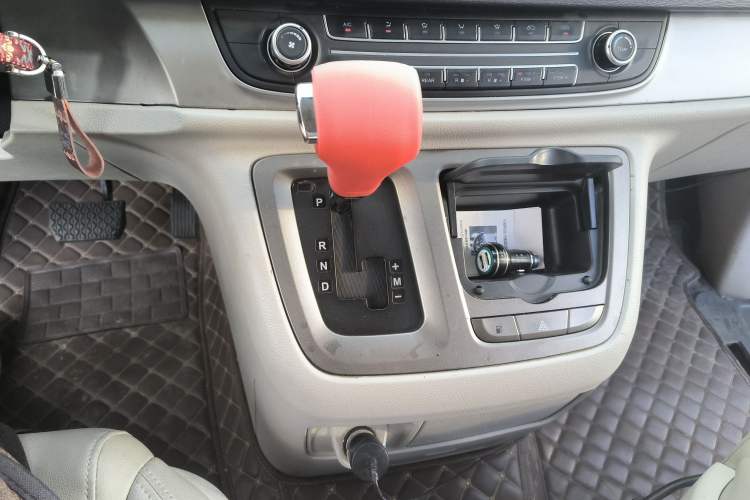 Used SAIC MAXUS G10 2014 2.0T Automatic Elite Edition Gear Lever
