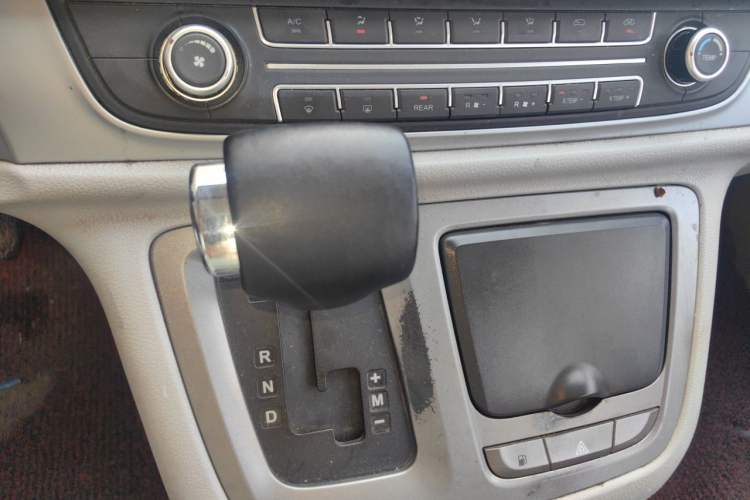 Used SAIC MAXUS G10 2014 2.0T Automatic Elite Edition Gear Lever