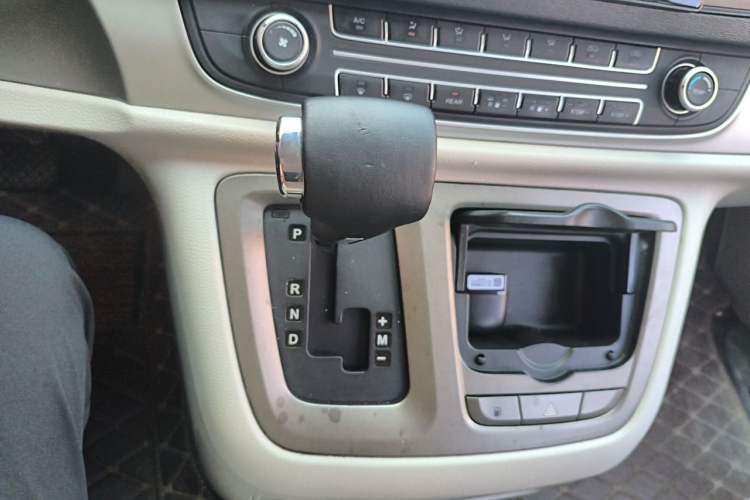 Used SAIC MAXUS G10 2014 2.0T Automatic Elite Edition Gear Lever
