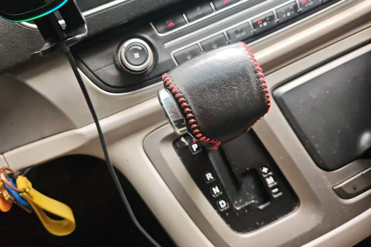 Used SAIC MAXUS G10 2014 2.0T Automatic Elite Edition Gear Lever