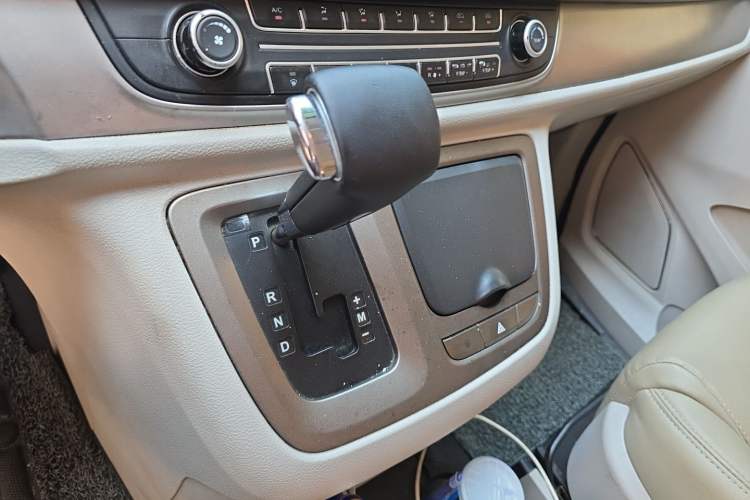 Used SAIC MAXUS G10 2014 2.0T Automatic Elite Edition Gear Lever