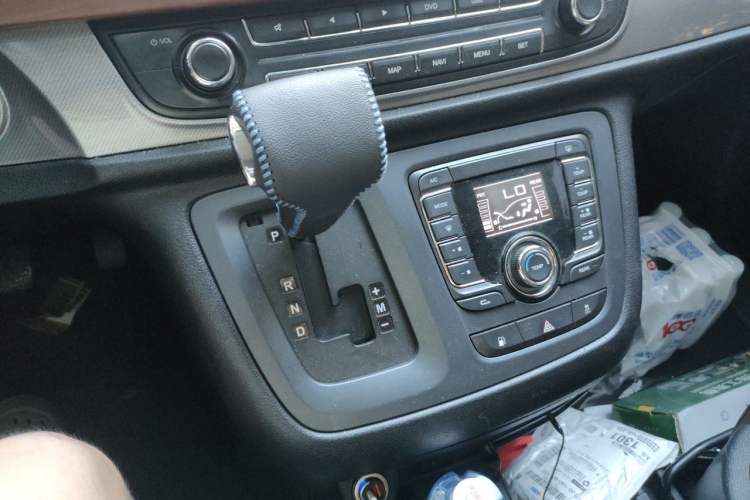 Used SAIC MAXUS G10 2014 2.0T Automatic Luxury Executive Edition Gear Lever