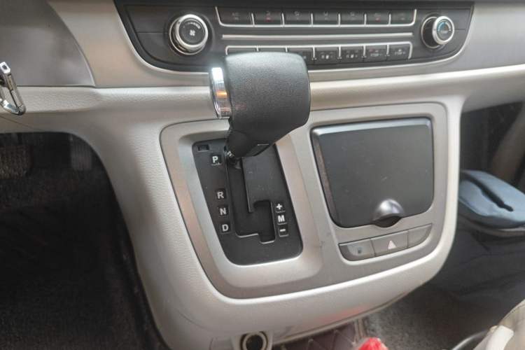 Used SAIC MAXUS G10 2014 2.0T Automatic Elite Edition Gear Lever