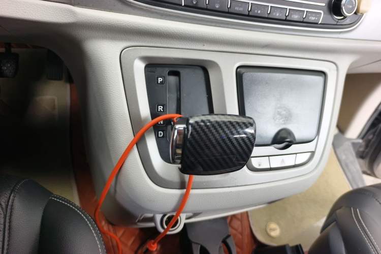 Used SAIC MAXUS G10 2014 2.0T Automatic Elite Edition Gear Lever