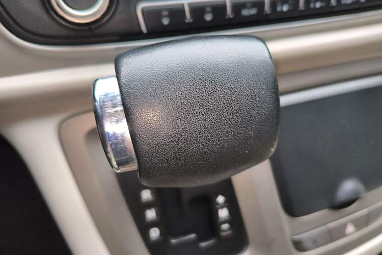 Used SAIC MAXUS G10 2014 2.0T Automatic Elite Edition Gear Lever