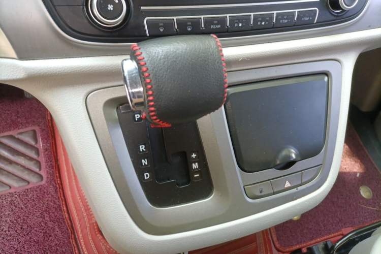 Used SAIC MAXUS G10 2014 2.0T Automatic Elite Edition Gear Lever