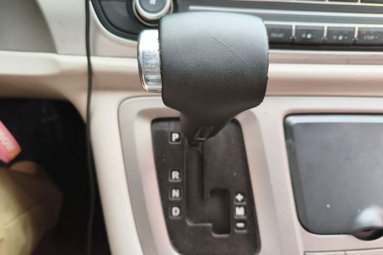 Used SAIC MAXUS G10 2014 2.0T Automatic Elite Edition Gear Lever