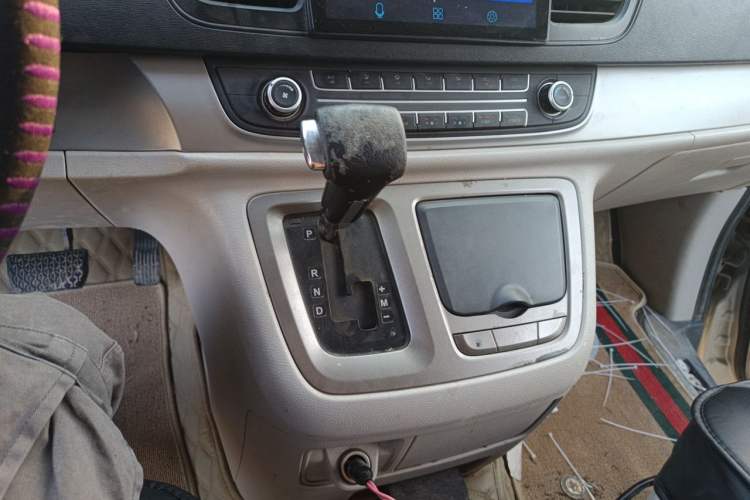 Used SAIC MAXUS G10 2014 2.0T Automatic Elite Edition Gear Lever