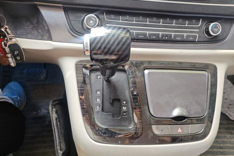 Used SAIC MAXUS G10 2014 2.0T Automatic Elite Edition Gear Lever