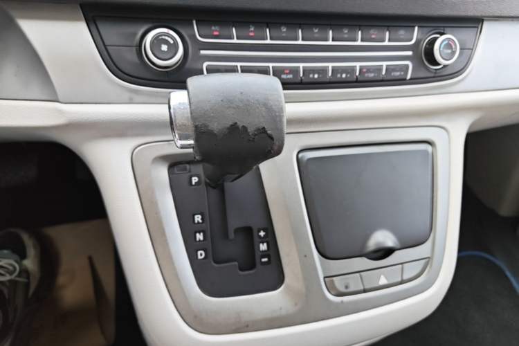 Used SAIC MAXUS G10 2014 2.0T Automatic Elite Edition Gear Lever