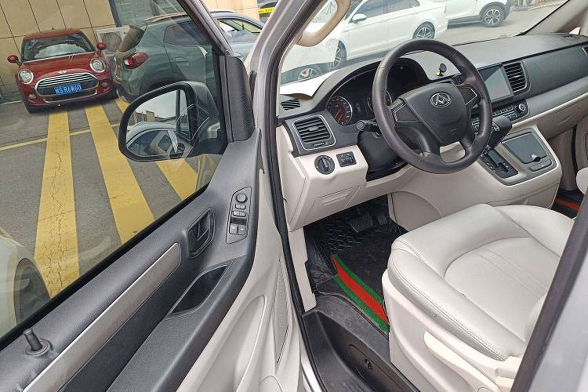 Used SAIC MAXUS G10 2014 2.0T Automatic Elite Edition Interior 2