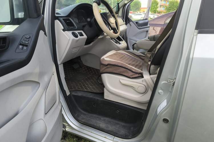 Used SAIC MAXUS G10 2014 2.0T Automatic Elite Edition Interior 3