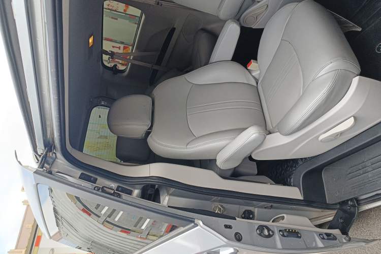 Used SAIC MAXUS G10 2014 2.0T Automatic Elite Edition Interior 3