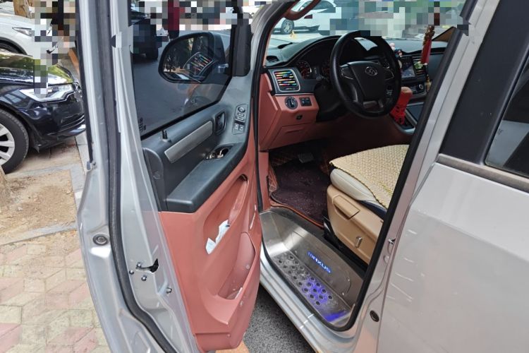 Used SAIC MAXUS G10 2014 2.0T Automatic Elite Edition Interior 3