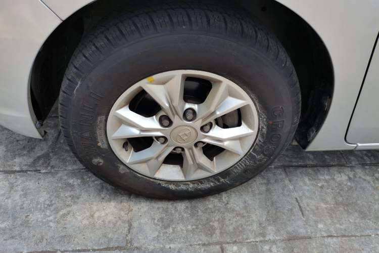 Used SAIC MAXUS G10 2014 2.0T Automatic Elite Edition Left Front Wheel Hub